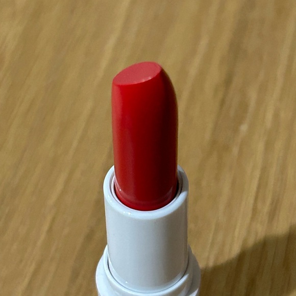 Wet n Wild Marilyn Monroe Bold Red Lipstick - Picture 10 of 16